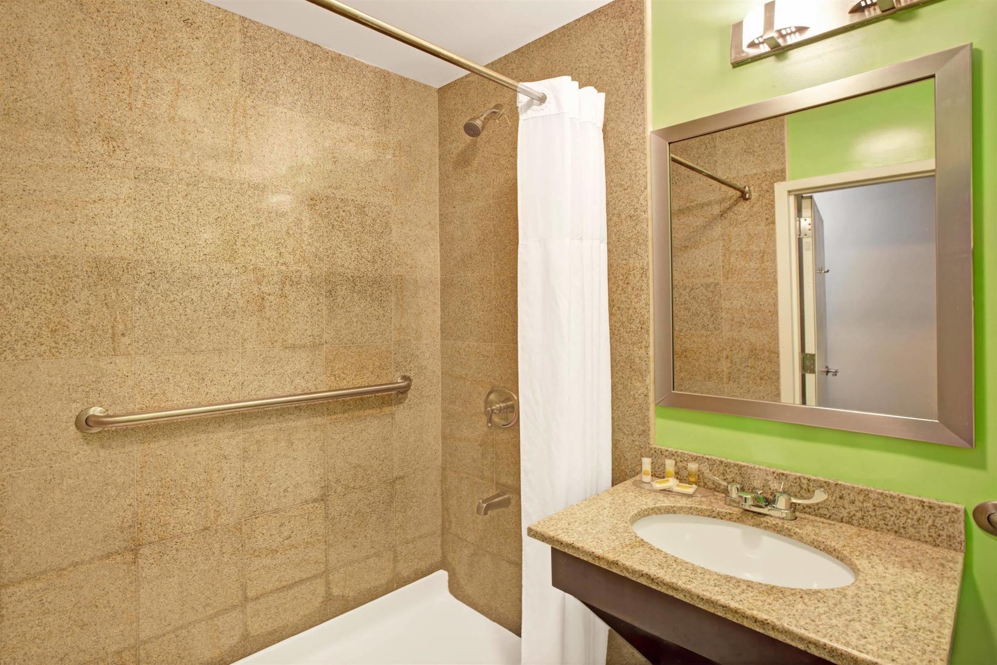 Days Inn & Suites By Wyndham Ozone Park/Jfk Airport Nowy Jork Zewnętrze zdjęcie